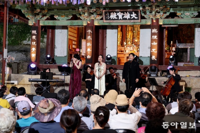10일 경기 강화군 화도면 정수사에서 열린 ‘제1회 함허동천 작은음악회’에서 하모니카 연주자 이병란, 소프라노 김주연, 테너 박성근(왼쪽부터)이 무대에서 ‘섬집아기’를 열창하고 있다. 강화도=전영한 기자 scoopj