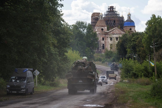Ukrainian military vehicles displaying '△' markings move near the border with Russia in Sumy, northeastern Ukraine on the 13th, capturing about 40km² of Russian territory in 24 hours. Photo by AP via Newsis.