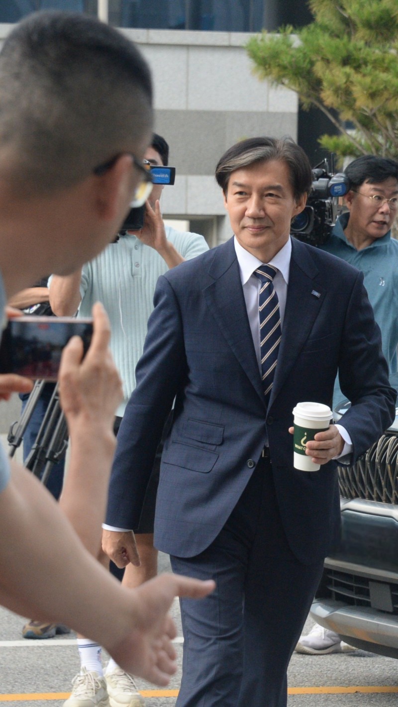 ‘물음표 컵’ 들고 檢 출석 조국 “이상직 난 몰라” - 잇싸 마이너 갤러리