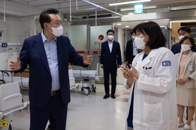 尹, 경기 응급실 현장 찾아 윤석열 대통령이 4일 경기 의정부성모병원을 방문해 응급실 상황을 살펴보고 있다. 지난달 29일 회견에서 “여러 문제 있지만 비상진료 체계가 그래도 원활하게 가동되고 있다”고 말한 지 6일