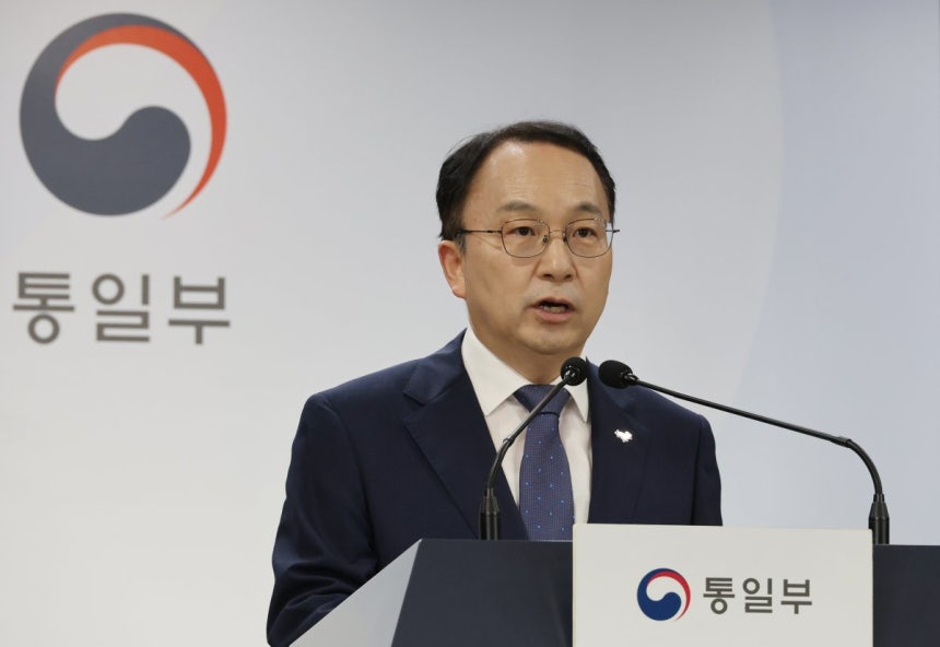 구병삼 통일부 대변인이 13일 오전 서울 종로구 정부서울청사에서 현안 관련 정례브리핑을 하고 있다. 구병삼 대변인은 “정부는 북한이 우라늄 농축시설을 공개하며 핵 능력의 가속적 강화, 전술핵무기용 핵물질 생산을 의논