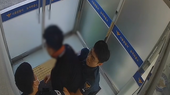 Police officers Lee Ju-seong and Jang Gyeong-joo from Neungok Police Box in Siheung Police Station are performing first aid using Heimlich maneuver on a citizen who showed symptoms of respiratory distress and collapsed. Provided by Gyeonggi NamBu Police Agency