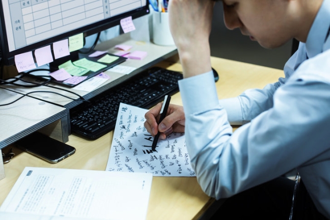 내 잘못으로 상황이 뭔가 잘못 된 것 같은 느낌을 받을 때 불안하고 걱정스러운 것은 당연하다.<BR><BR> 하지만 사소한 일에도 ‘끝장이다’ ‘망했다’고 생각한다면 파국화 사고 같은 인지 오류에 빠진 것은 아닌지 살펴보자. 게티