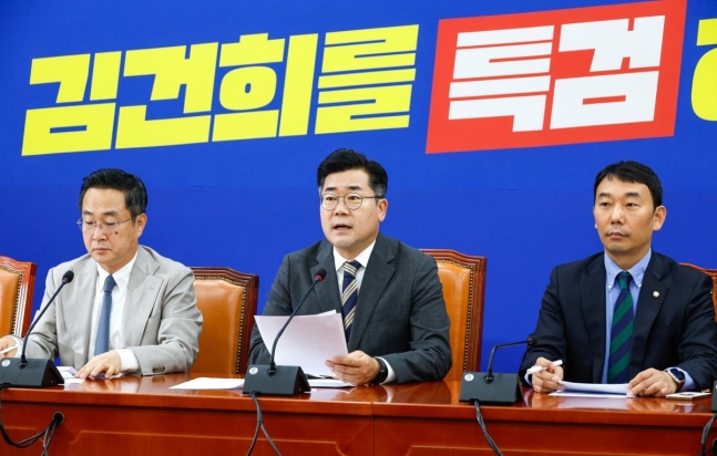 더불어민주당 박찬대 원내대표가 6일 국회에서 기자간담회를 열고 “이번 국감을 ‘끝장 국감’으로 만들 것”이라며 “김건희 국정농단 의혹에 대해 전방위적 압박국감을 실시하겠다“고 말하고 있다. 박 원내대표 왼쪽은 박성준