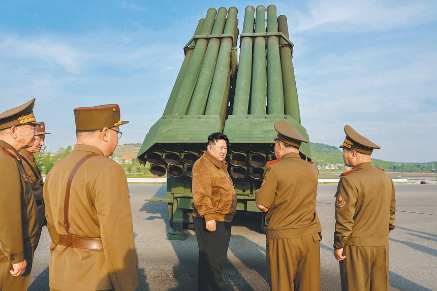 김정은 북한 국무위원장이 10일 갱신형 240mm 방사포 무기체계를 둘러보고 국방기업소가 생산한 조종방사포탄 시험사격을 지켜봤다고 북한 관영매체인 노동신문이 11일 보도했다. 평양=노동신문 뉴스1