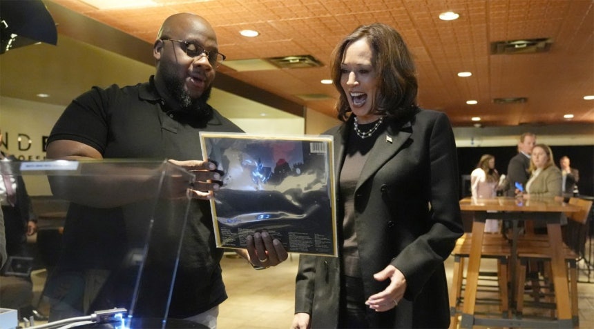 Kamala Harris, the Democratic presidential candidate in the United States (right), visited a record store operated by Black voters in Erie County, Pennsylvania, the main battleground in the presidential election on the 14th (local time). Erie = AP Newsis