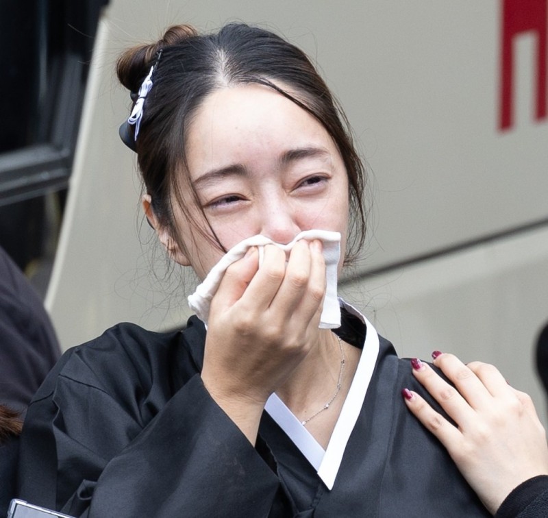 故<b>김수미</b> 눈물의 발인식…며느리 서효림 “<b>엄마</b>, 미안해” 오열