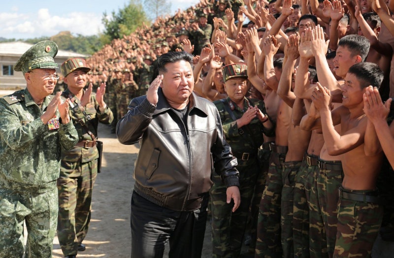 <b>국정원</b> “北, <b>김정은 암살</b> 가능성 의식해 경호 수위 격상”