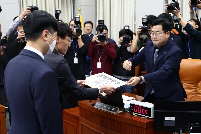 국회 운영위, 金<b>여사</b> <b>동행명령장</b> 발부…법사위 이어 두 번째