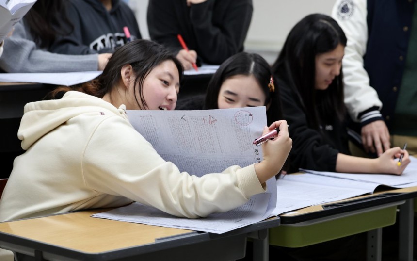 15일 대구 수성구 정화여고 3학년 교실에서 학생들이 전날 풀었던 대학수학능력시험(수능) 문제지를 보며 가채점을 하고 있다. 2025학년도 수능은 지난해와 비교할 때 국어, 수학, 영어 모두 평이하게 출제돼 학생들