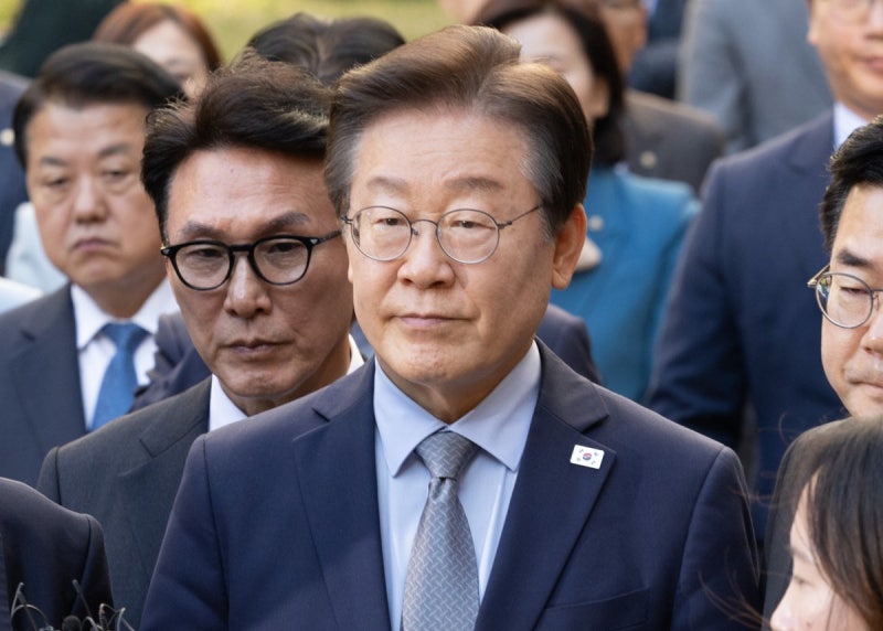 檢, <b>이재명</b> <b>6번째</b> 기소…“경기도 법카 1억653만 원 유용 혐의” 추가