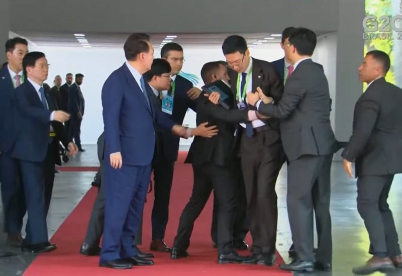 尹 통역요원, G20서 경호원과 <b>몸싸움</b>?…“<b>브라질</b> 착오, <b>사과</b>받았다”