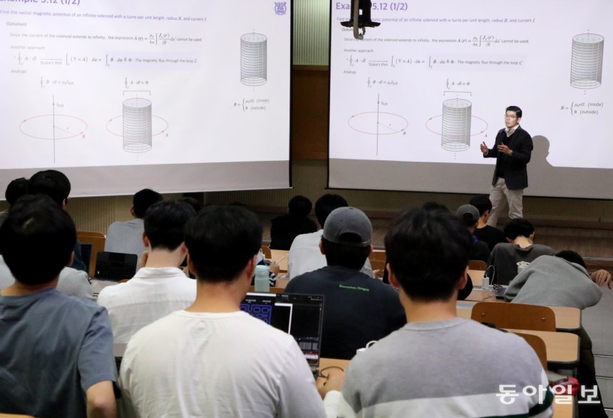 13일 서울대 공학관에서 학생들이 영어로 반도체 관련 강의를 듣고 있다. 서울대는 교육부의 ‘첨단산업 특성화대학 지원사업’에 선정돼 84억 원의 지원을 받으며 107과목으로 구성된 ‘반도체 트랙’ 등을 운영하고 있다