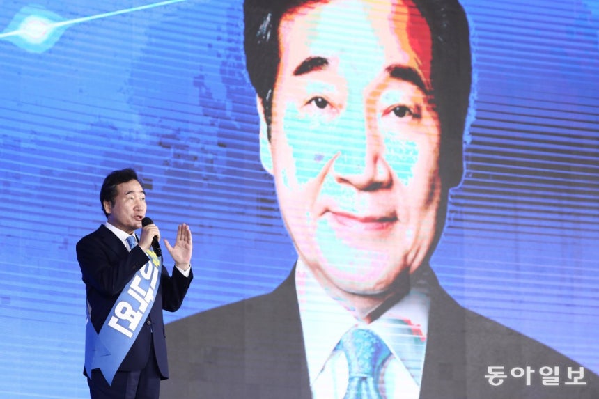 더불어민주당 대선 후보 경선에 나선 이낙연 후보가 2021년 10월 10일 서울 합동연설회 및 3차 슈퍼위크에서 정견 발표를 하고 있다.<BR>  동아일보DB.