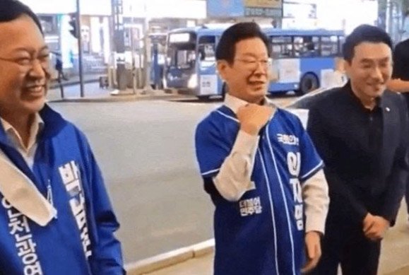 2022년 국회의원 보궐선거 당시 인천 계양을에 출마한 이재명 후보가 유세 중 “이번에 지면 이재명 정치생명 끝장난다”며 손으로 목을 긋는 시늉을 하는 모습.  온라인 커뮤니티 캡처.