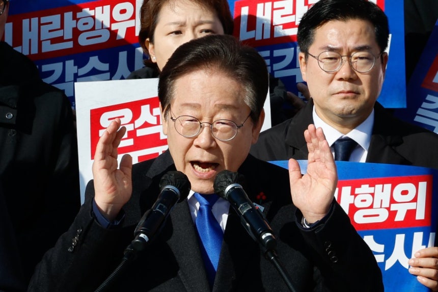 이재명 더불어민주당 대표가 4일 서울 여의도 국회 본청 계단에서 열린 ‘윤석열 대통령 사퇴촉구 탄핵추진 비상시국대회’에서 규탄사를 하고 있다. 2024.12.4 (서울=뉴스1)