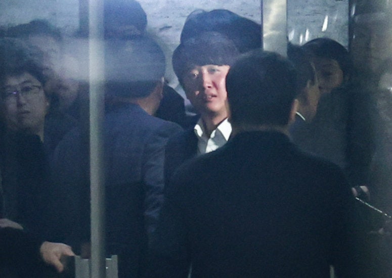 이준석 개혁신당 의원 7일 오후 서울 여의도 국회 국민의힘 의원총회장 앞에서 국민의힘 의원들에게 윤석열 대통령에 대한 탄핵소추안에 대해 투표할 것을 설득하고 있다. 2024.12.7 뉴스1