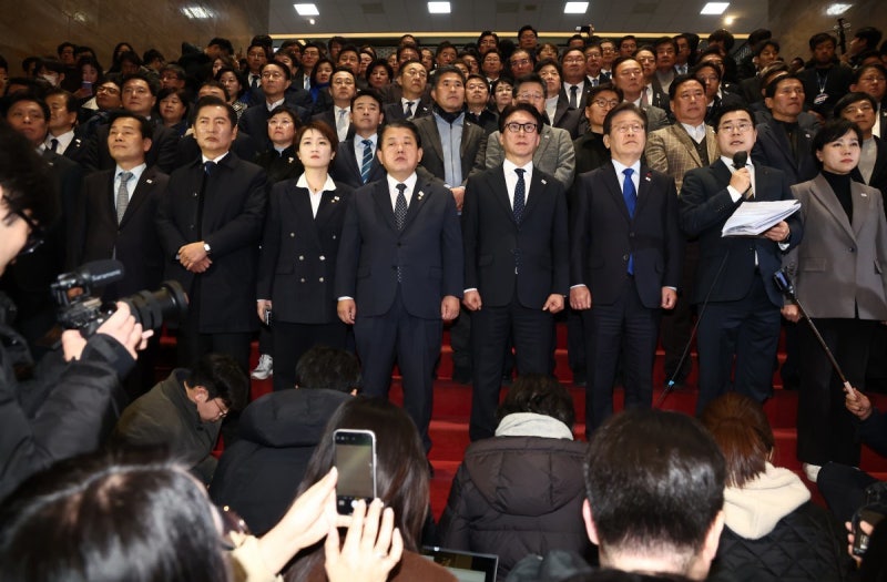 [속보]민주당 “<b>탄핵안 가결</b>은 국민과 민주주의의 승리”