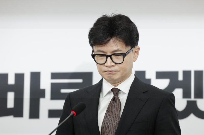 <b>한동훈</b>, <b>당 대표</b>직 <b>사퇴</b>…“尹탄핵 찬성, 후회 안한다”