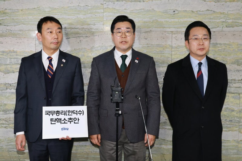 민주, 韓대행 <b>탄핵안 발의</b> 보류…“26일까지 기다릴 것”