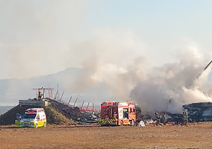 29일 오전 9시 7분께 전남 무안군 망운면 무안국제공항 활주로에서 방콕발 무안행 제주공항 여객기가 착륙 과정에 불시착, 항공·소방 당국이 불을 끄고 있다. 2024.12.29.&#160;무안=뉴시스