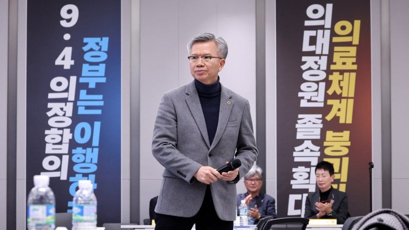 새 <b>의협</b><b>회장</b> <b>김택우</b> “정부, 올해 의대 교육 어떻게 할지 답하라”