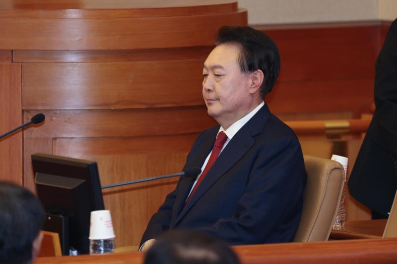 尹<b>대통령</b> ‘내란 우두머리 혐의’로 <b>구속기소</b>