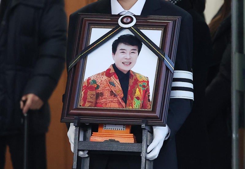 “잘가, 영원한 나의 라이벌이여”…故<b>송대관</b> 눈물의 <b>영결식</b>
