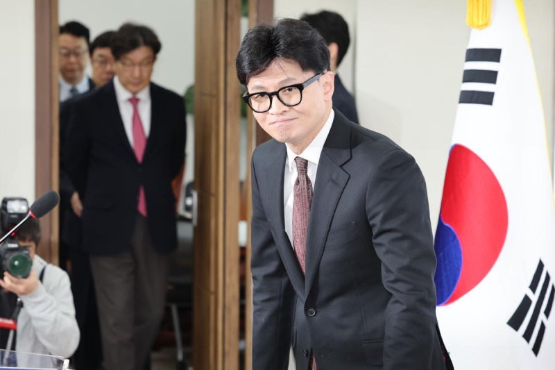 <b>한동훈</b> “책 쓰고 있다…머지 않아 찾아뵐 것”