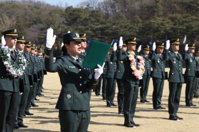 <b>국방장관 대행</b> “<b>충성</b>은 <b>헌법</b>이 규정한 국가와 국민에 대한 것”