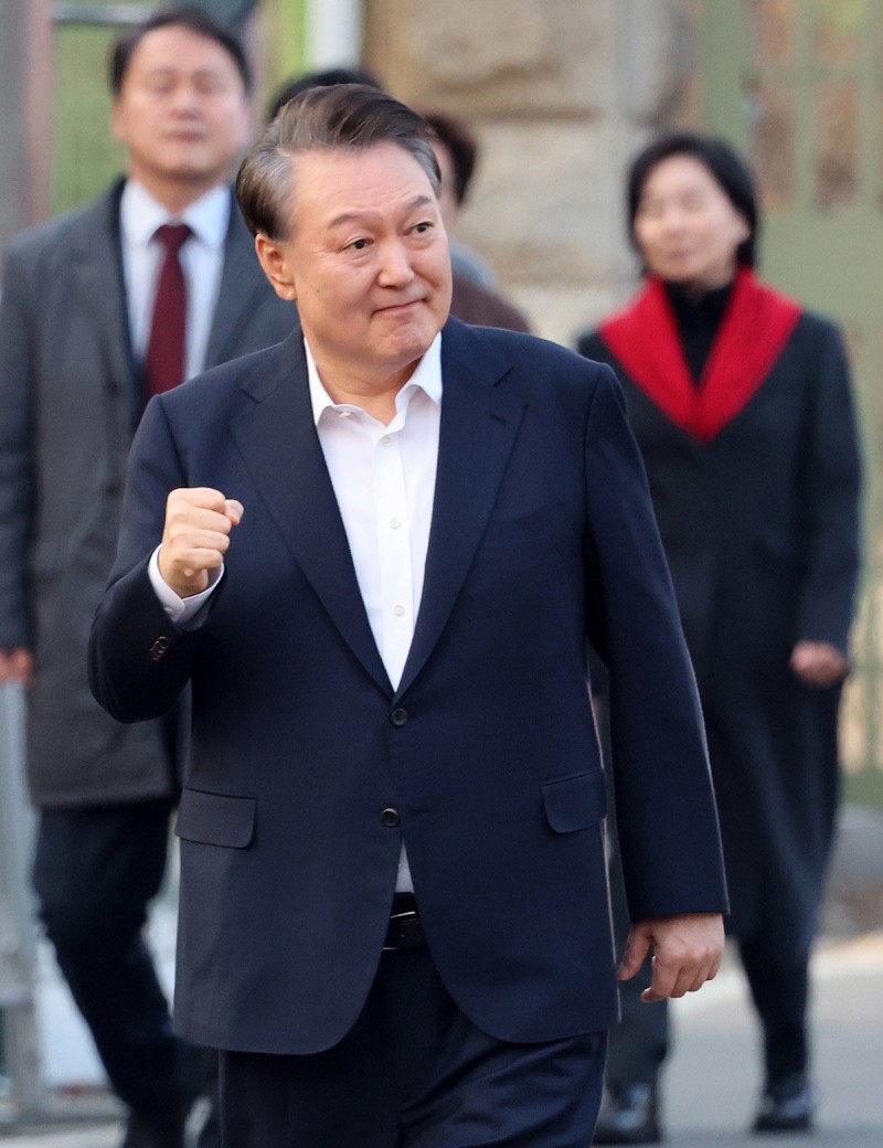 [사설]‘주먹 불끈’ 지지층만 챙긴 尹… 더 큰 분열 예고한 씁쓸한 풍경
