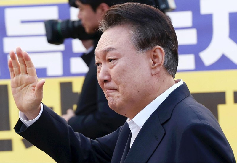 지지자 향해 주먹 불끈-90도 인사… 건재 과시 尹, 여론전 본격화