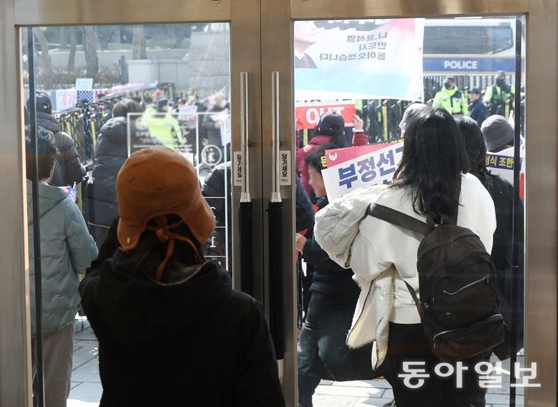연일 스피커 시위-차벽에 갇힌 헌재 앞… 주민 한숨, 상인도 울상