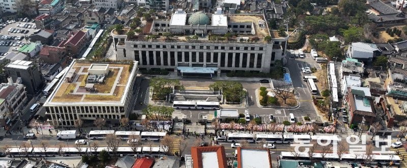 [사설]전쟁터 된 헌재 게시판, 주유소 폐쇄… 극단적 분열의 단면