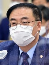 김세환 “아들 잘 부탁해”… 선관위, 면접위원 바꾸고 월세 내줘