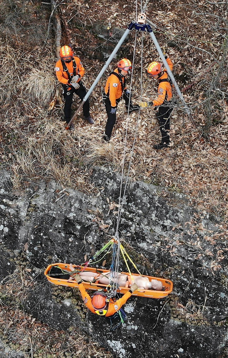 봄철 산악사고 구조 훈련하는 119