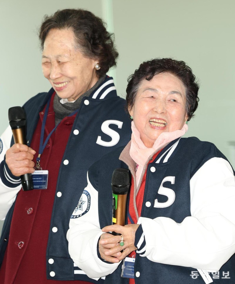 ‘87세 대학 새내기’ 할머니 2명, ‘과잠’ 입고 활짝