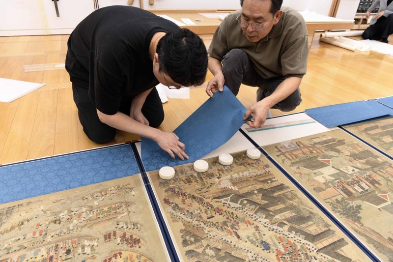 19세기 8폭 병풍 벌레먹은 구멍만 1만개, 매일 12시간씩… 구멍 메우는데만 3개월