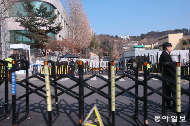 헌재 ‘尹 변론 재개’ 가능성 낮지만, 논란 줄이려 숙의 더 거칠수도