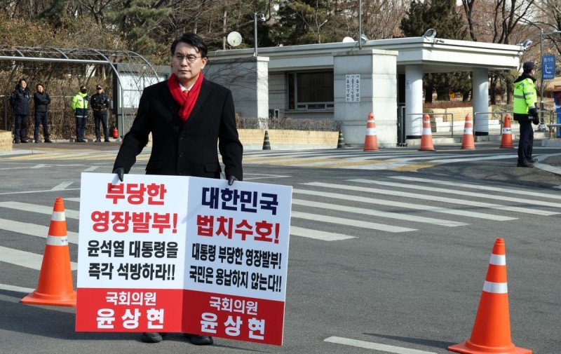 친윤계, <b>헌재</b>앞 24시간 릴레이 <b>시위</b>…與 “의원 각자 소신, 당차원 장외...