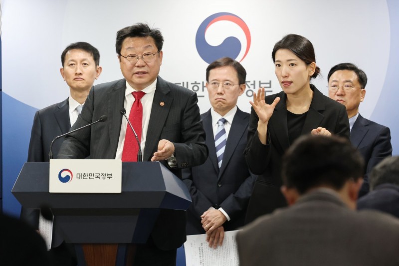 3자녀 이상 가구, 공항 우선 출국 도입