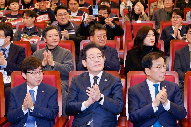 기본사회 다시 꺼낸 이재명 “오른쪽도 왼쪽도 봐야”… 與 “도로 좌클릭”