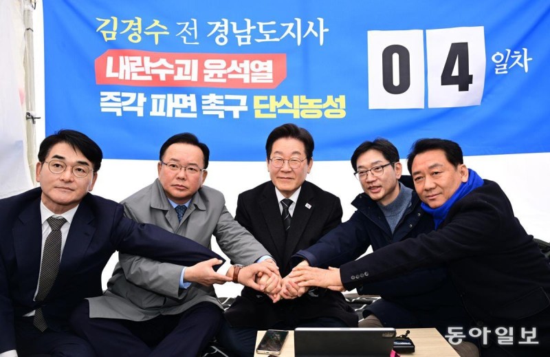 野 “尹선고까지 국회서 헌재 행진”… 與, 의원 절반 헌재앞 시위