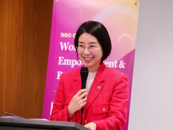 윤현숙 IWPG 대표가 18일 유엔 CSW69 NGO 포럼에서 환영사를 하고 있다. 사진제공=IWPG