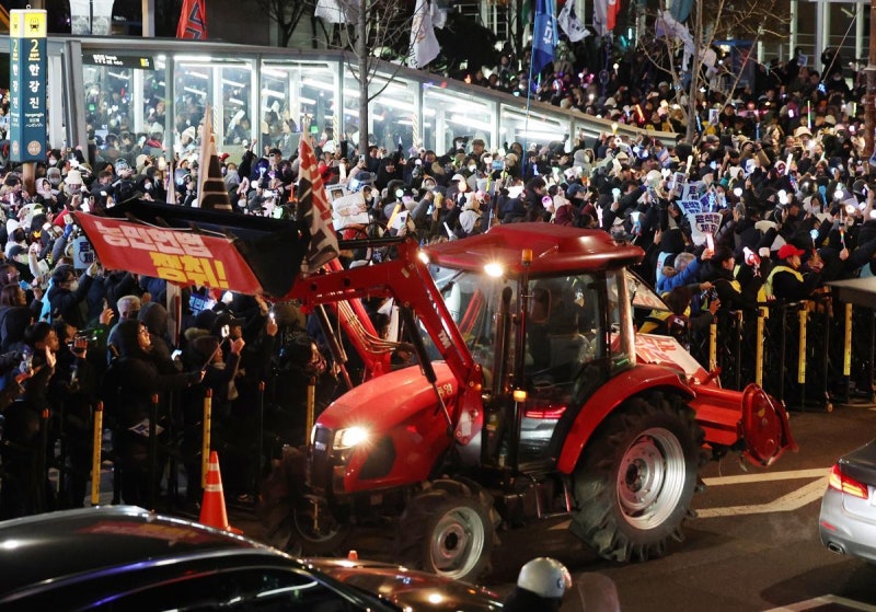 <b>법원</b>, ‘전농 <b>트랙터</b>’ 서울 진입 불허…트럭만 20대 허용