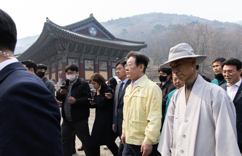 이틀째 <b>산불</b>현장 찾은 <b>이재명</b> “<b>피해</b> 복구, 예산 걱정 마시라”