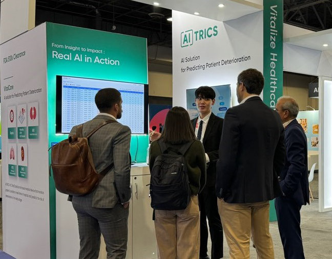 이달 미국 라스베이거스에서 열린 세계적인 의료IT 콘퍼런스 ‘HIMSS 2025’에서 에이아이트릭스 직원이 ‘바이탈케어’의 예측 방식과 정확도를 바이어들에게 설명하고 있다. 에이아이트릭스 제공