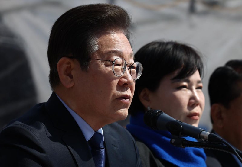 <b>이재명</b>, ‘기업 경영승계’ 거론하며 “韓대행 <b>상법</b>개정안 <b>거부권</b> 쓸건...