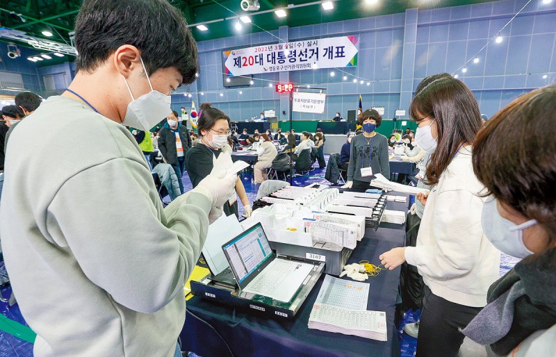 끊이지 않는 ‘투표지 분류기 조작설’… “민관정 검증단 꾸려 감시를”