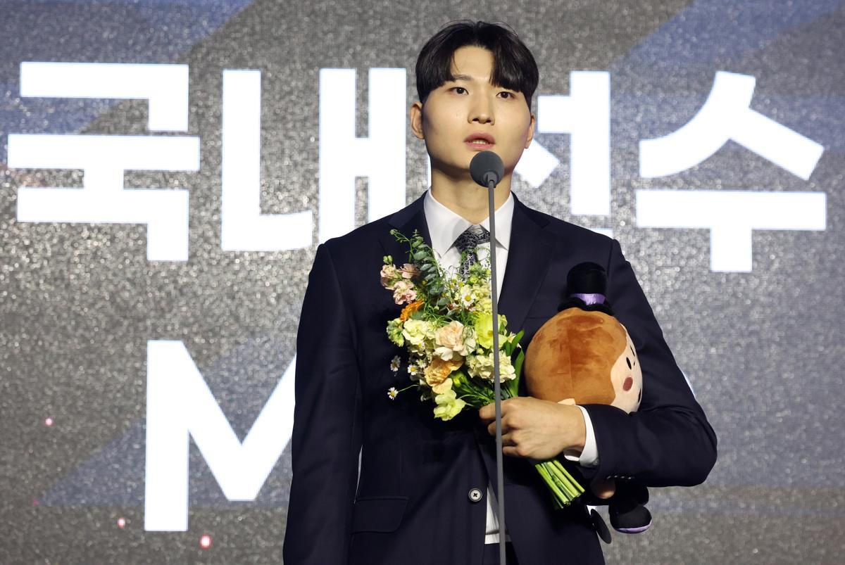 SK 안영준, 팀 선배 김선형 제치고 정규리그 MVP